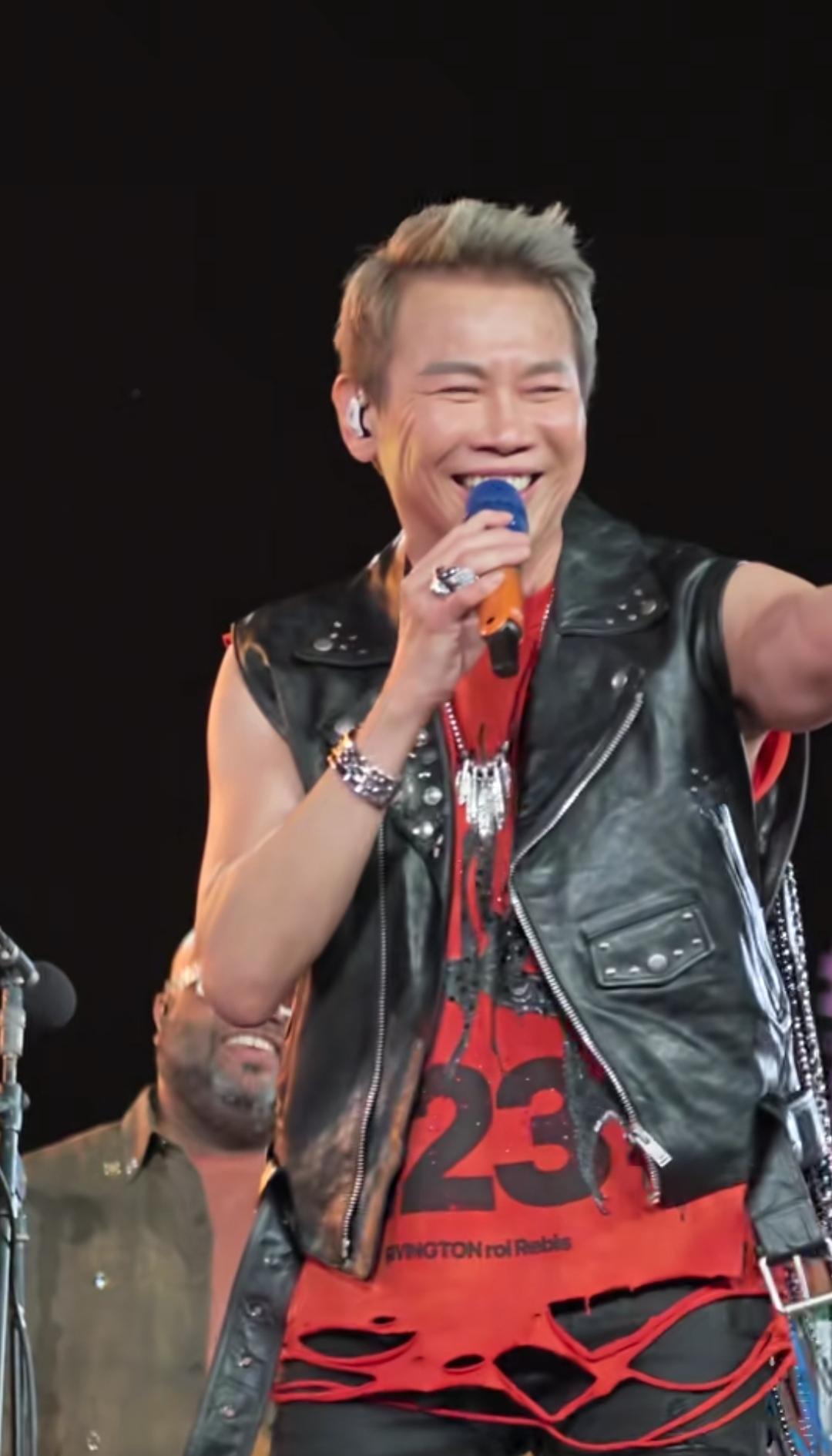 陶喆在天津开演唱会，唱着唱着突然笑场了，中途停了快一分钟，说自己实在唱不下