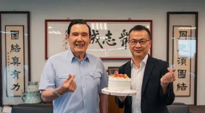 马英九生日，罗智强送上蛋糕，感恩马英九的栽培。今天7月13日是马先生75岁生日
