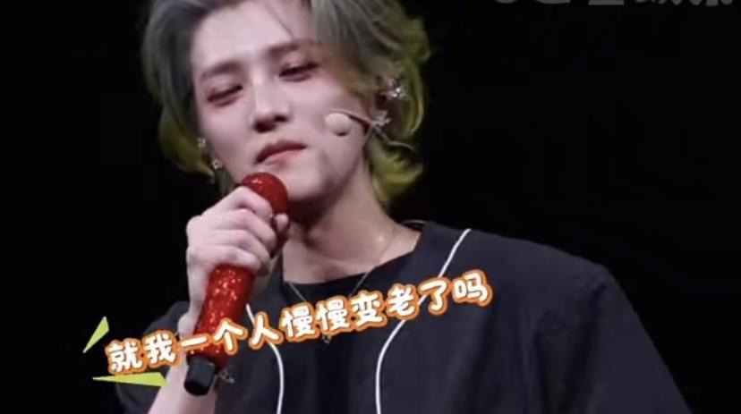 关晓彤却在白玉兰上和王安宇跳经典舞[哭哭][哭哭]笑的那叫一个开心，她没
