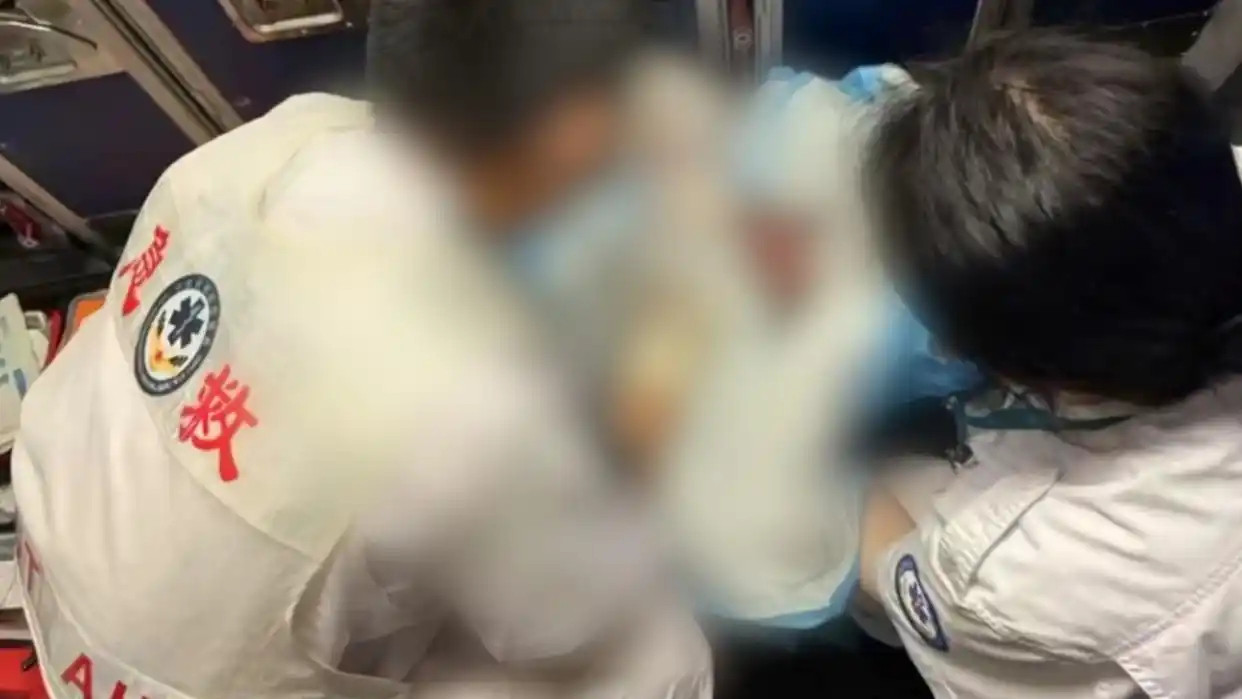 警方回应16岁女孩飞机上分娩所以说15岁就怀孕了，这应该就是刚刚初中毕业的年龄吧
