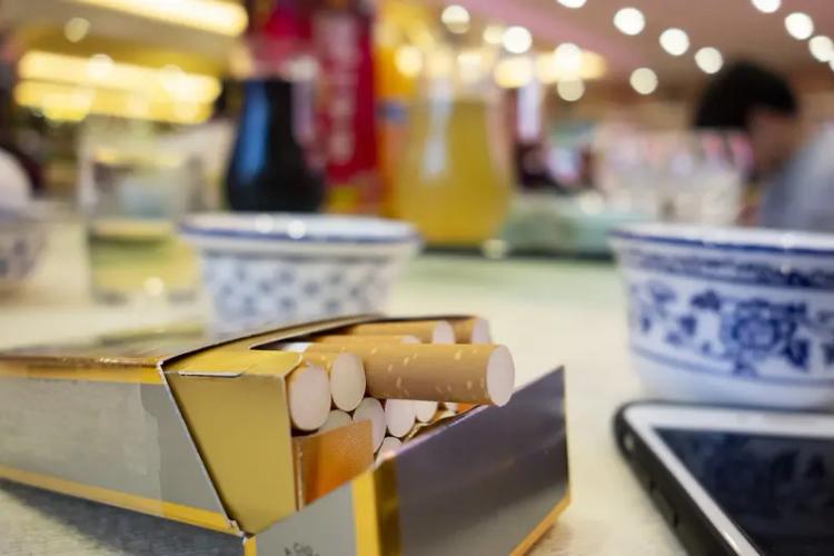 我坚决反对在饭店大堂抽烟。之前我去一家兰州拉面馆吃饭，吃到一半，有个男的夹着烟进