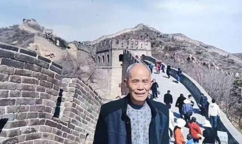 “感人！"75岁浙江大爷登长城留影，用的是老年机。山东大姐用自己手机帮他拍下照片