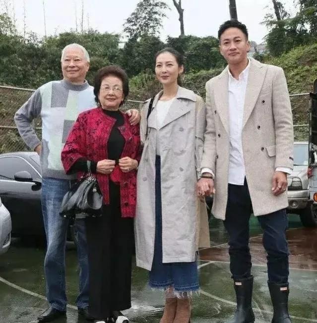 何润东的身高总能给我有1.9米的即视感，或许是因为脸型的缘故，也有可能是身材好显