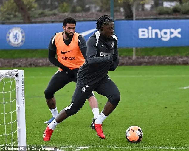 切尔西跟队记者KIERANGILL撰写周报，谈到了蓝军发生的情况。关于拉维亚的