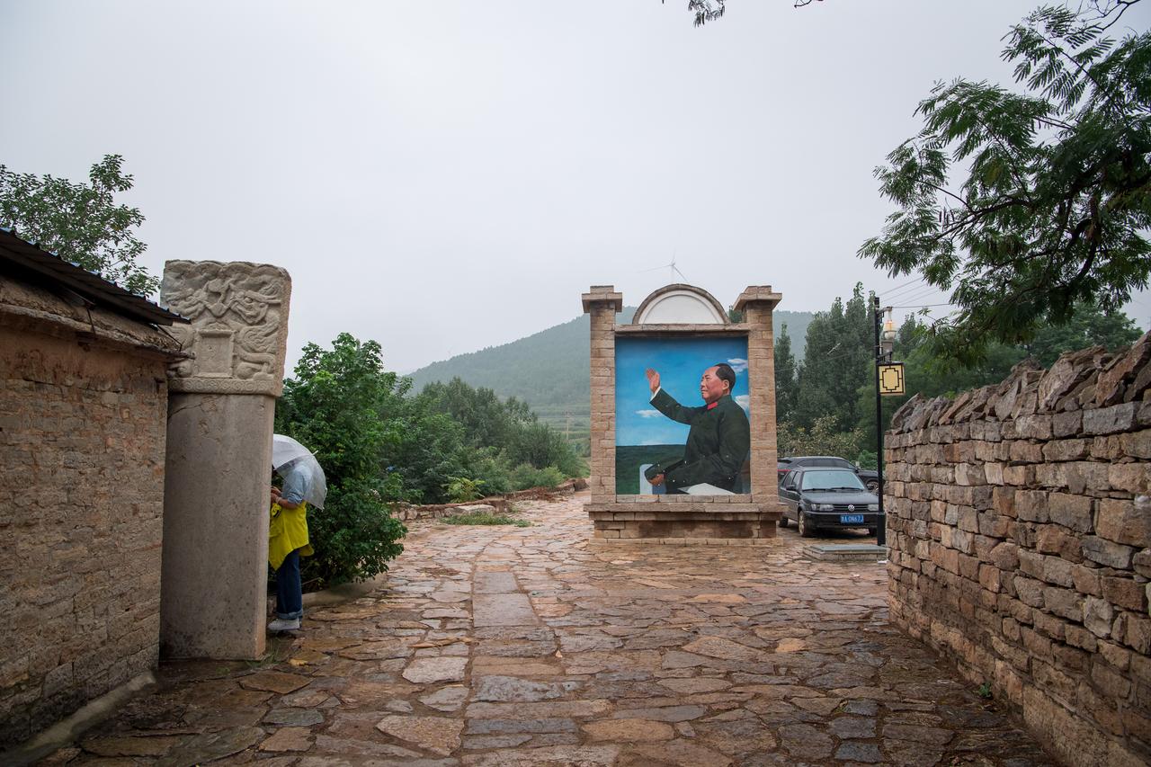 长清许多山村还保存着上世纪的时代印记明显的毛主席影壁墙，经过多年的发展，村庄发生