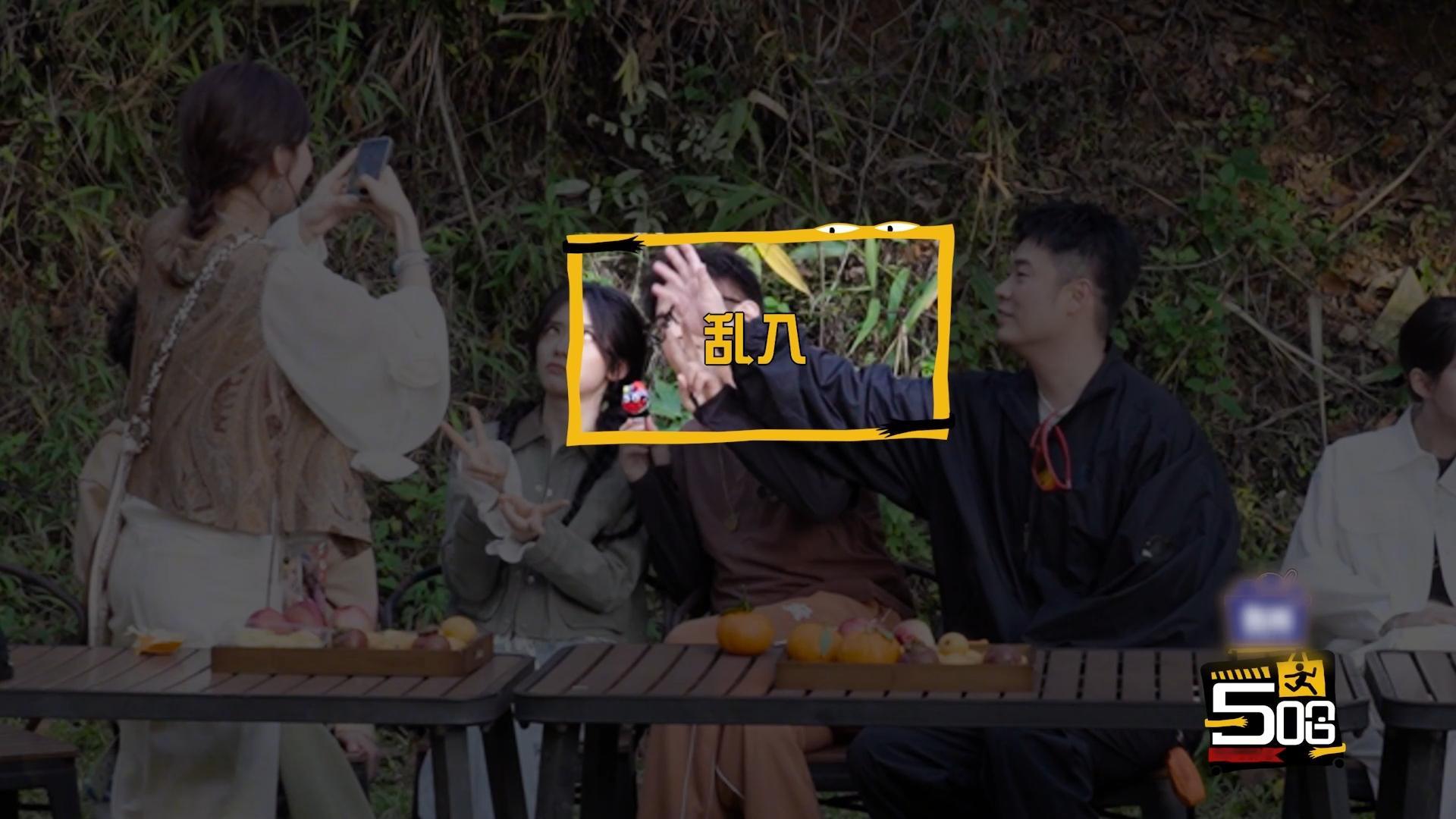 邓超陈赫拒绝合照超赫这波拒绝太有梗！徐梦洁想拍张合照，俩人竟同时挥手拒绝，转身