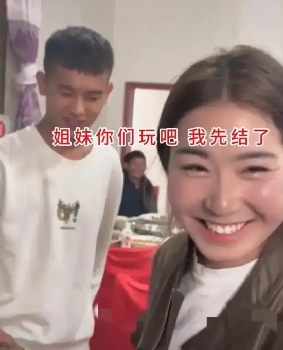 重庆有个32岁的女人最近相亲遇到了22岁的小伙，两人当场决定结婚。视频里两人一起