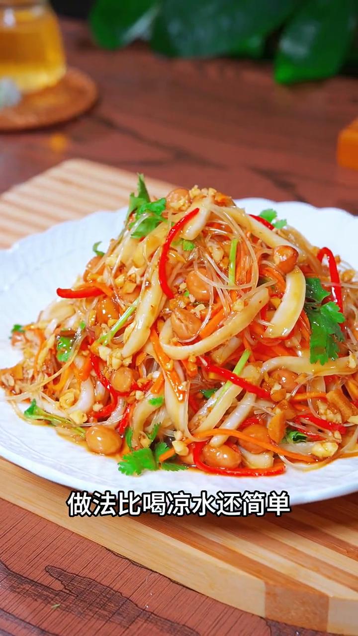 凉拌白菜丝。家人们注意看，以后白菜买回来别总是炖着吃了，像我这样做真的比大鱼大