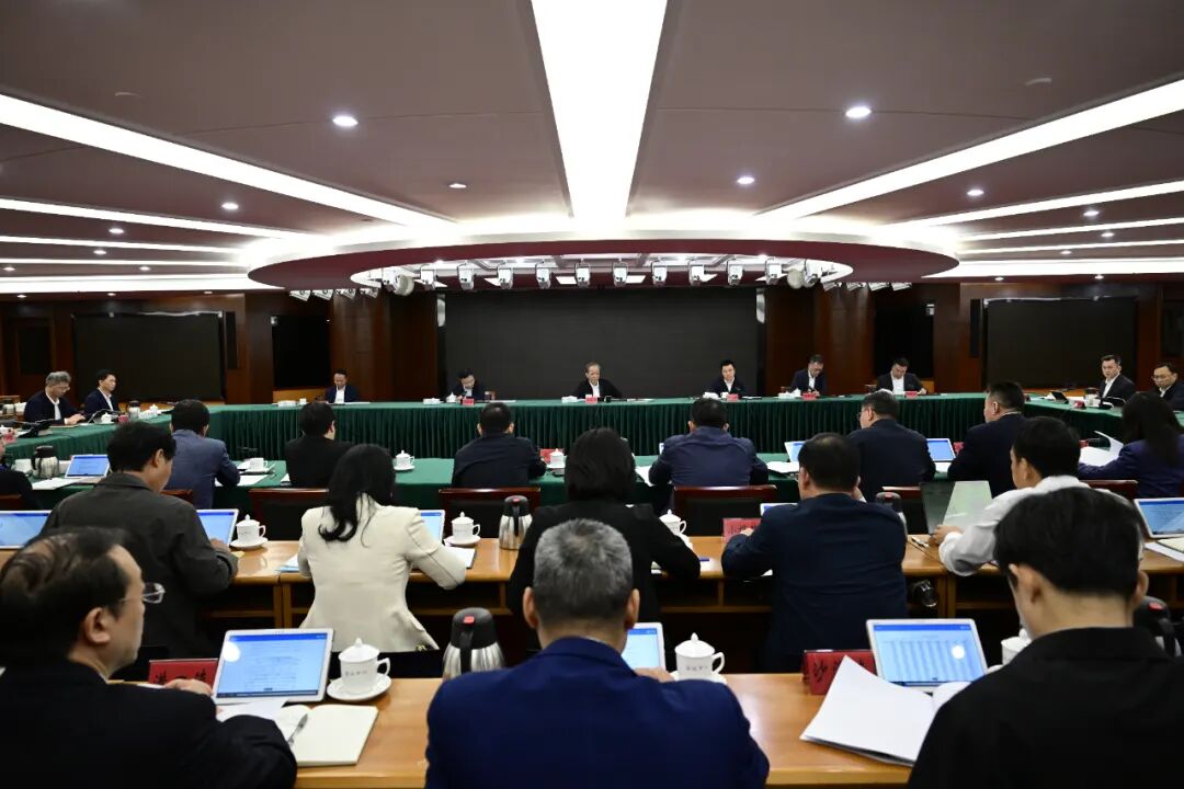 郭文海主持召开全市经济调度会: 争分夺秒冲刺全年目标任务