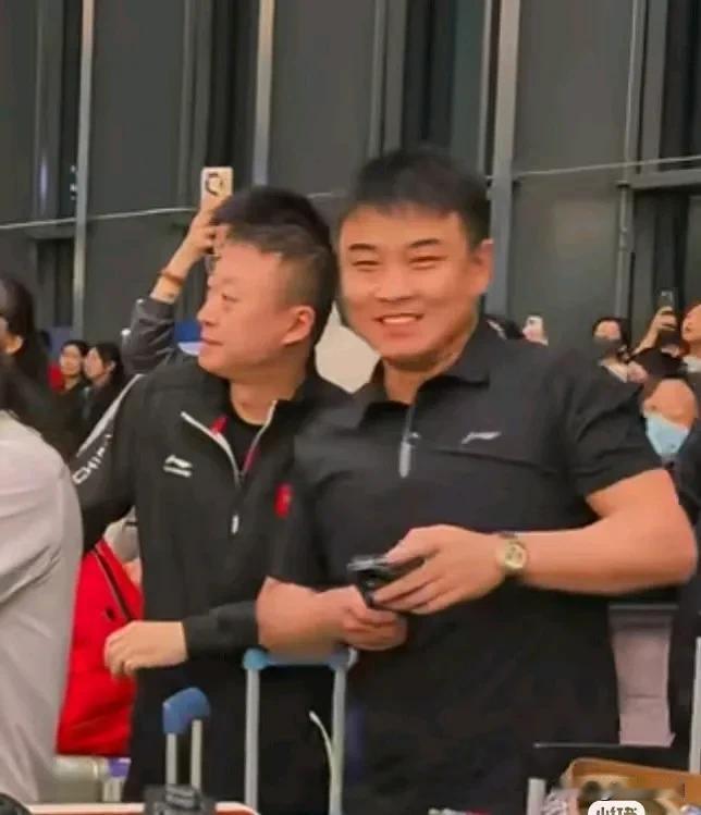 王皓这回是真高兴啊，跟我们一样，兴奋劲还在继续呢！这不，跟个粉丝一样用手机拍摄