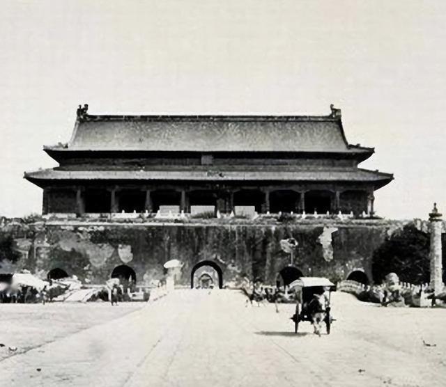 1969年末，中央打算拆掉天安门广场再重新建设，然而在施工的时候，工人们在