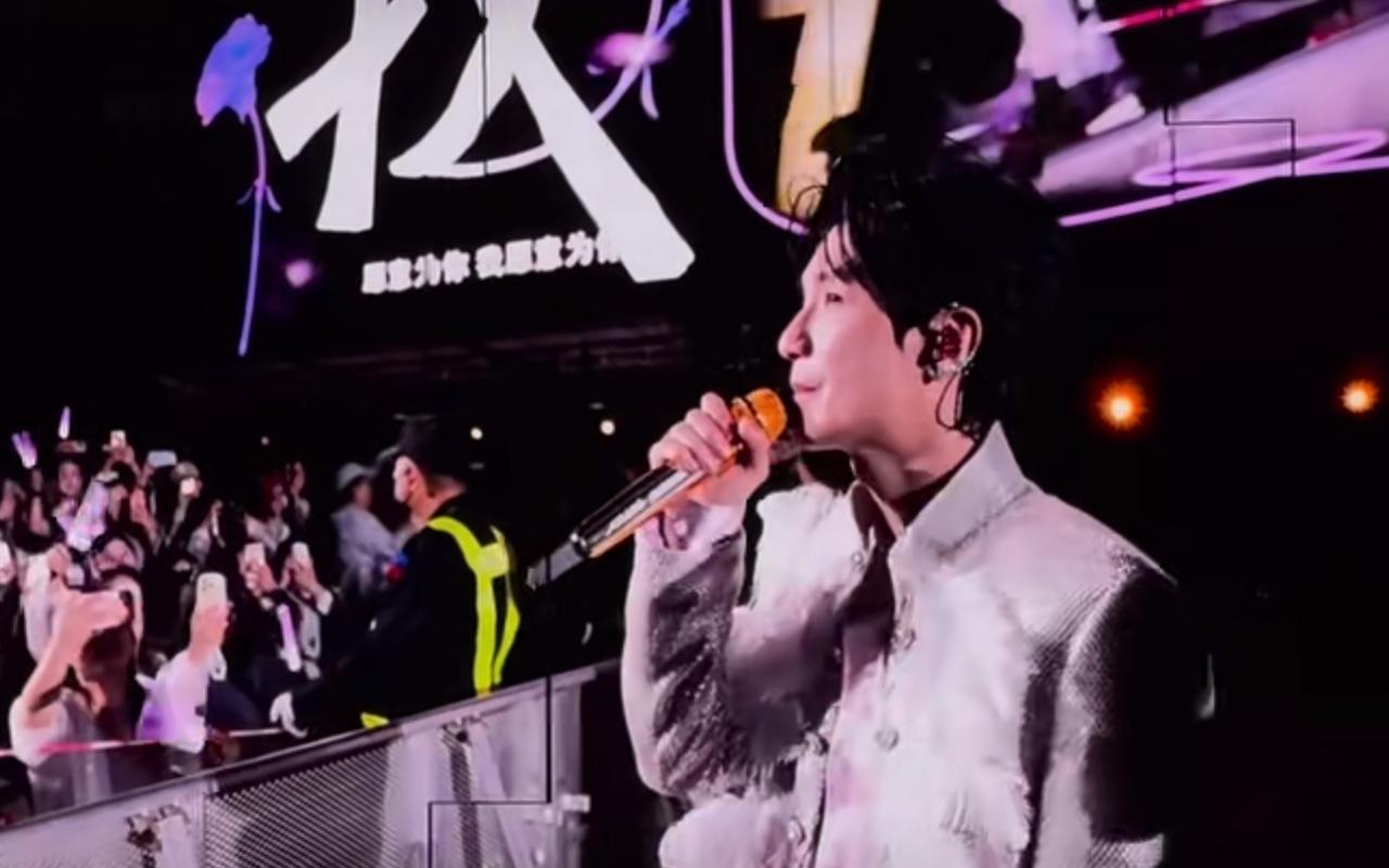 贵阳演唱会名场面！陈楚生走下台唱《我愿意》，戳哭无数观众。今晚陈楚生荒芜之境贵