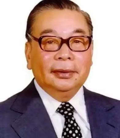 1988年1月13日上午，蒋经国提出要见大儿子蒋孝文。蒋孝文来了，可站在病榻前的