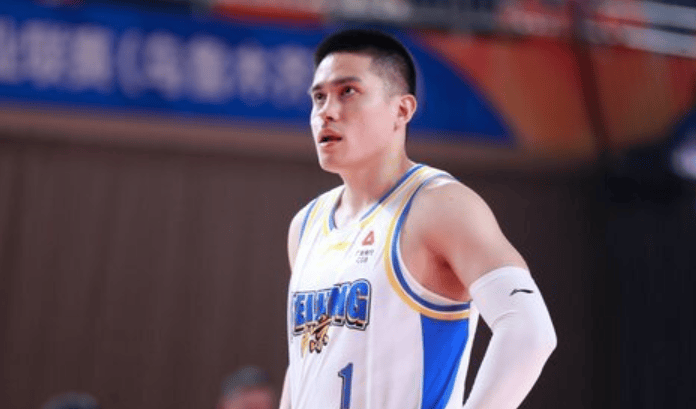 宋翔: 明年夏天, 北京队很有可能以两年顶薪合同续约陈盈骏