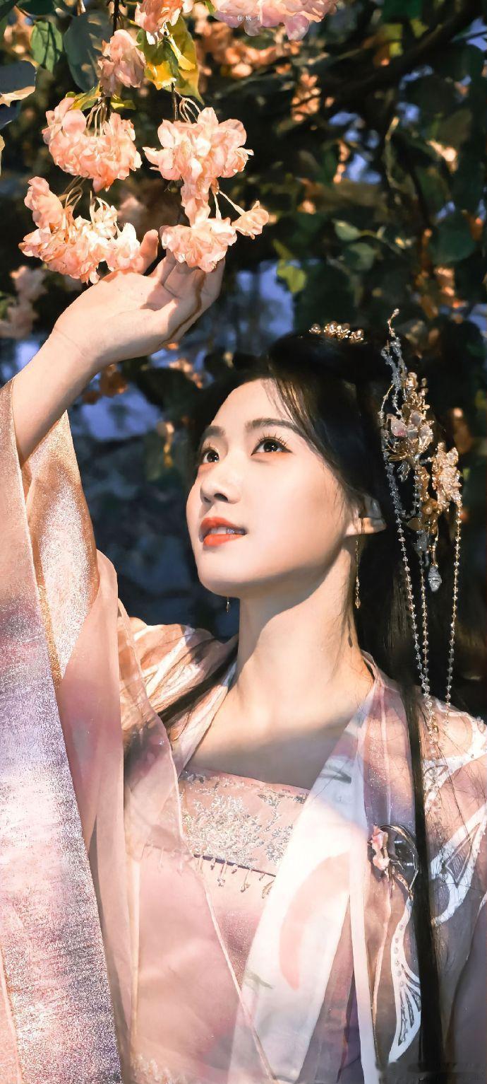 卢昱晓说看到入青云破万眼眶红了谁没为这份真诚打动！👖刷剧时就被明意圈粉，再听