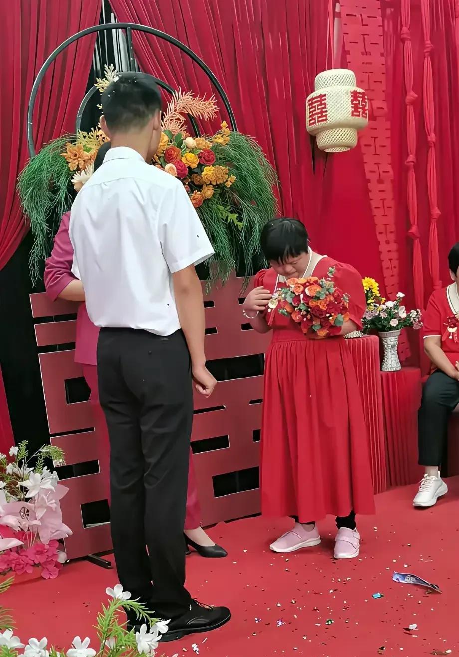 在农村男人如果没结婚会被全村人看不起年纪大了会被别人说闲话甚至被别人欺负