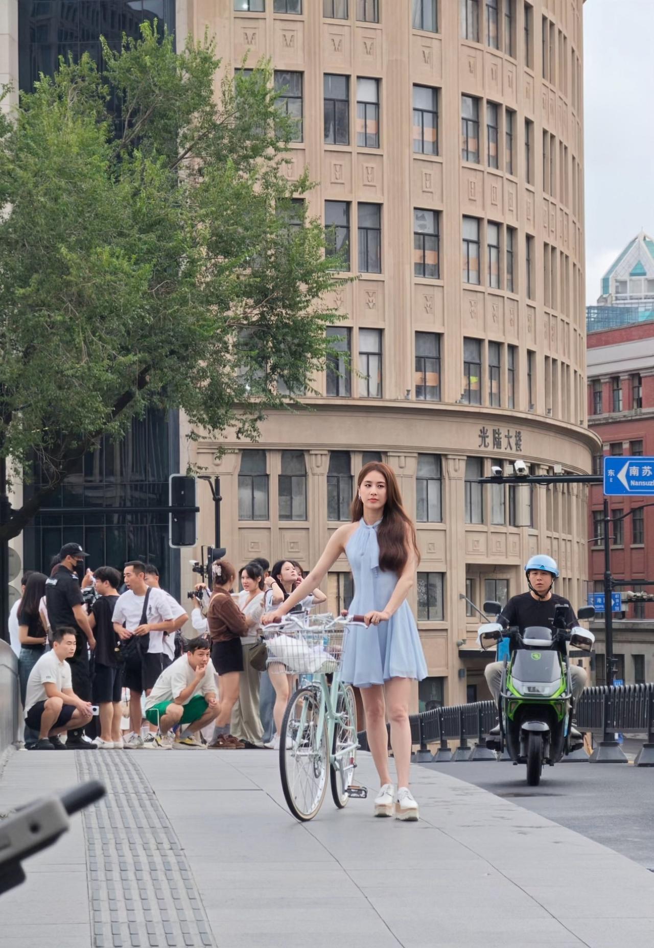 9月12日，有位网友在上海偶遇黄圣依，她在外滩骑着自行车的样子。黄圣依好瘦