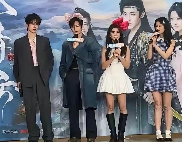 侯明昊的身高真的很迷《入青云》剧组这个同框已知男主侯明昊官方身高178，女主卢昱