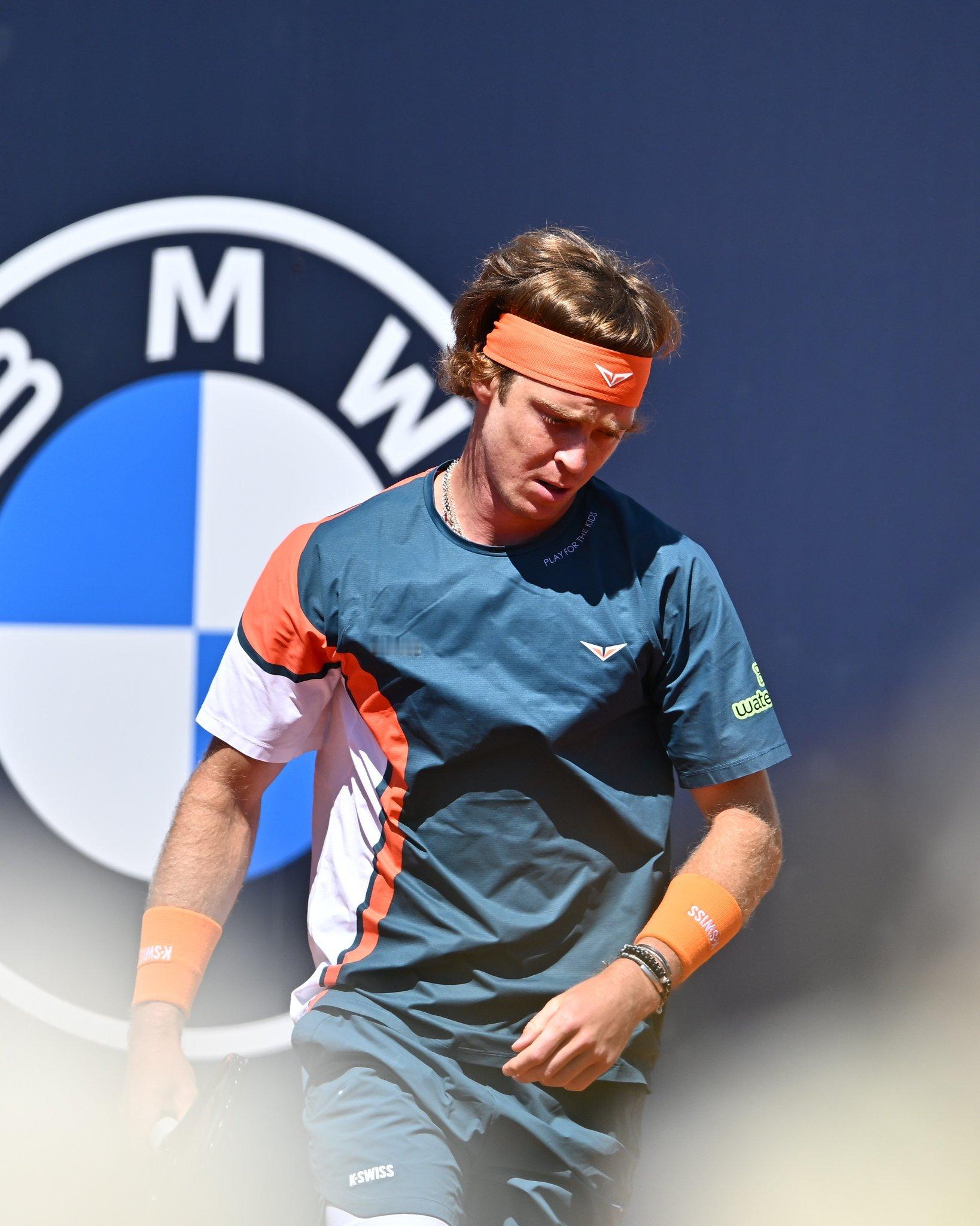 ATP罗马大师赛第二轮，16号种子卢布列夫5-7、6-4、3-6不敌毛罗然，连续