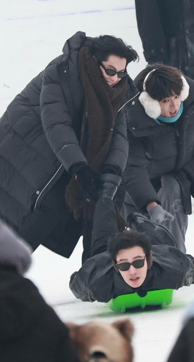 王鹤棣哈哈哈哈你们别把晓明哥玩坏了