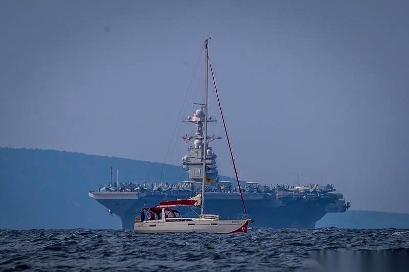 我跟你说，美国最近在琢磨怎么收拾委内瑞拉，想了三招，一招比一招狠：要么空袭，要