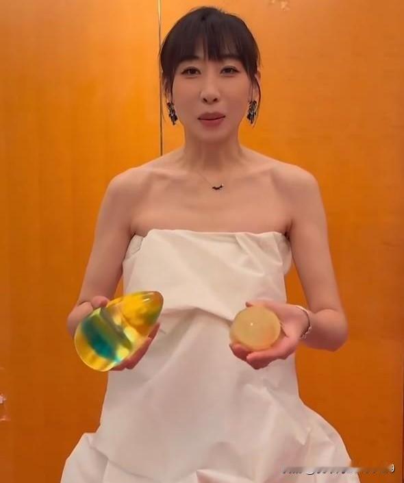 任素汐的奖杯刚到手就断成了两截，在她这里应该是挺好笑的事情，毕竟人家经常拿奖拿到