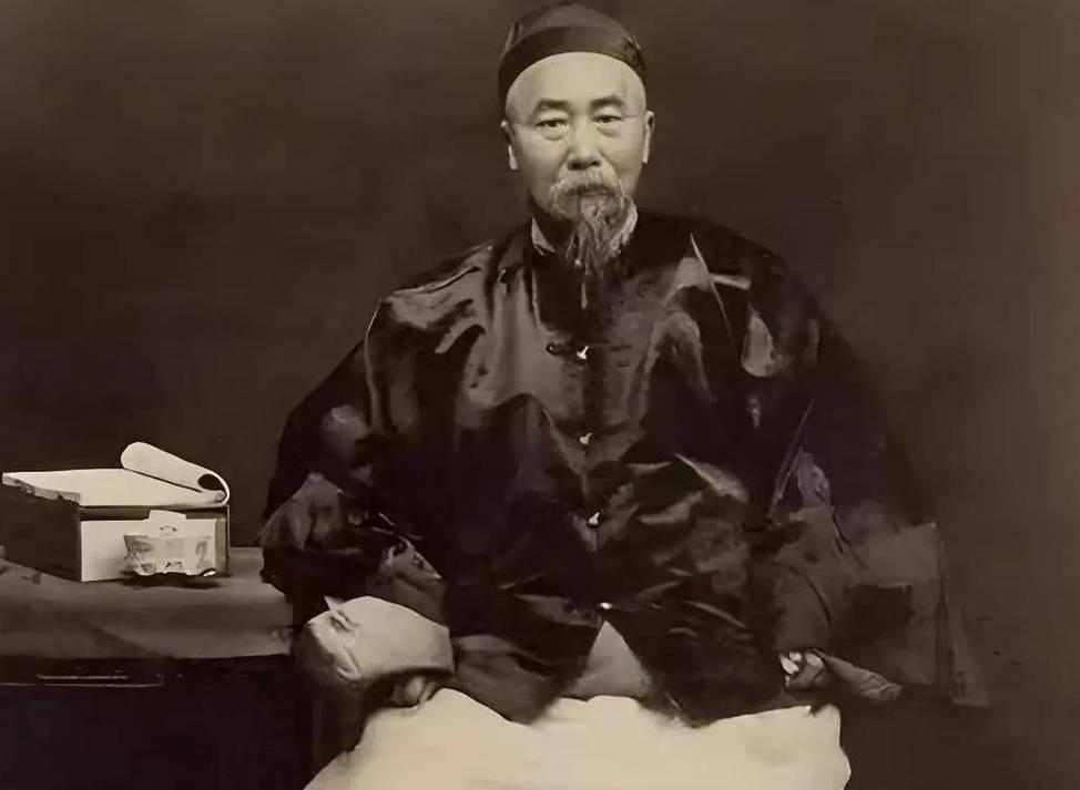 甲午战败，李鸿章深受苛责。李无以辩白，只身居住在北京贤良寺中，惴惴不可终日。一夕