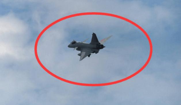 硬核反制！歼-10C遭外机雷达照射，飞行员以牙还牙驱离挑衅南海空域，一场教