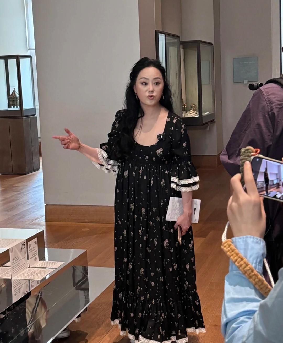 章小蕙在巴黎卢浮宫看展，这身打扮真的一言难尽，造型真的好老气，身材好臃肿，个子看