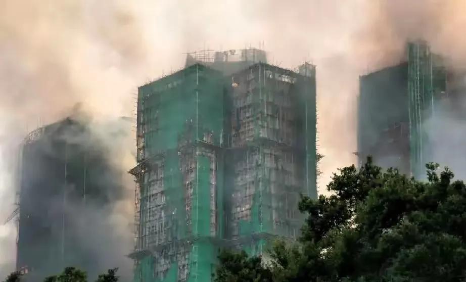 香港高层维修偏爱竹脚手架，核心就俩字：利益！不是香港人穷，也不是不喜欢金