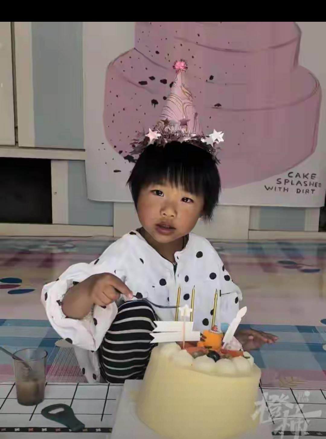 悬着的心终于落地！4岁女孩失联后在草深林密的沟坳里获救，这事儿最戳人的不是“奇迹