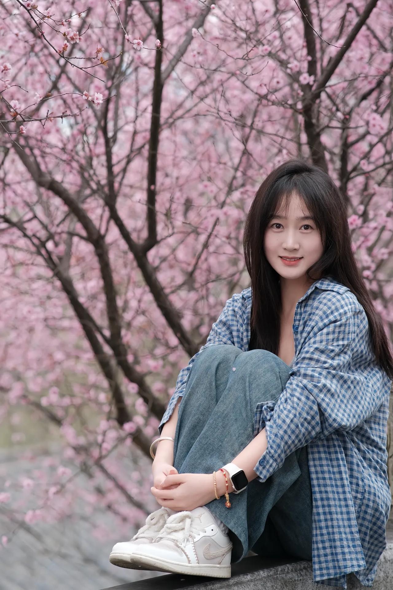 樱花树下，少女微笑，春意盎然