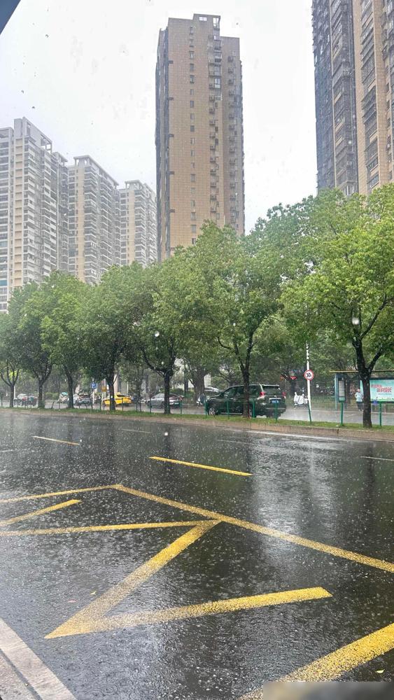刚才去面试，对方说的是二点面试，我二点才出门，刚好淋了一场雨，我这边过去要一个半