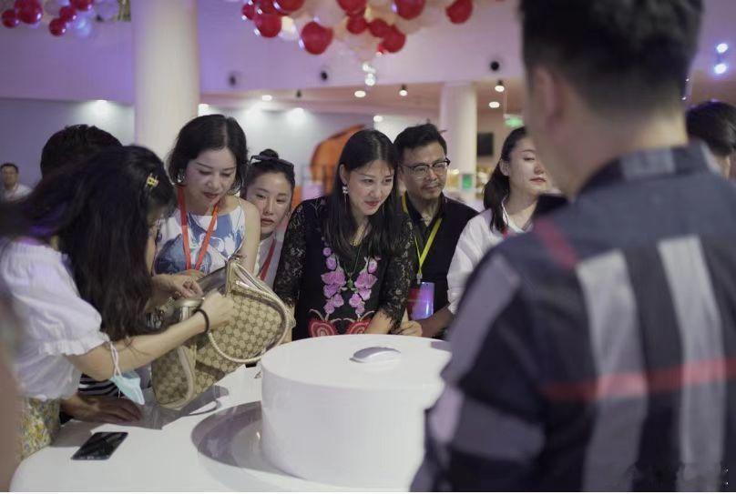 昨晚和一个喜欢买折扣奢侈品的朋友聊天，她特地点名了唯品会，没想到这个平台不大，却