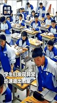 你见过全班学生齐刷刷冲出教室救老师的一幕吗？贵州一位女老师上课时突然头晕，强撑