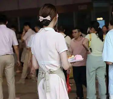 今天去好利来买早餐，仔细观察了一下在人群中请人品尝样品的店员妹妹，长得很漂亮的，