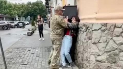 街头锁喉女子视频全网疯传！利沃夫征兵骚乱彻底失控，后方民心早已撕裂7月15