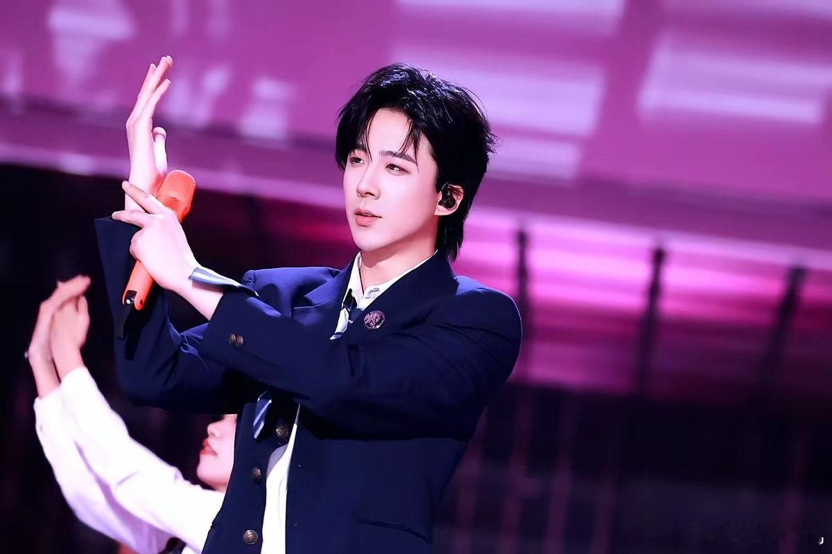 膝盖肿成馒头还在跳，刘宇宁图啥？​他慢半拍，观众一眼就看出来，可没人笑场​我盯了