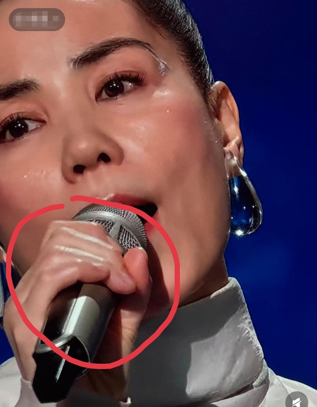 57岁，你的手是不是已经皱纹横生、粗糙不堪？看看王菲的双手，57岁了，还像20