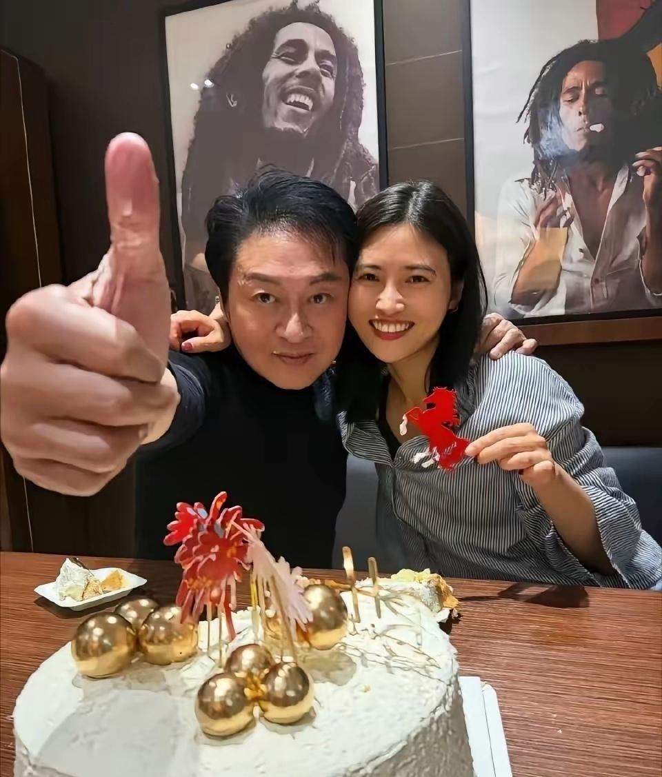 2月15日凌晨，马景涛小26岁的娇妻，晒出老公64岁的庆生照片，两人生日和情人节