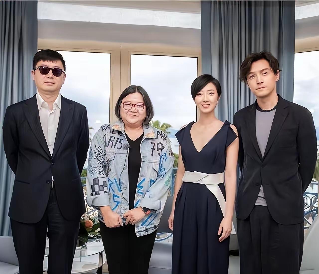 右边的是胡歌，1米85的大帅哥，和妻子婚后育有一女，女儿己三岁了，妻子在家相夫教
