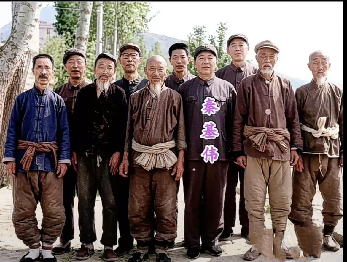 1977年，晚年的秦基伟将军重回山西和顺老区，与当年并肩作战过的老乡们相聚，并留