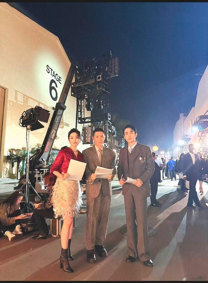 刘亦菲朱一龙刘冲合照刘亦菲朱一龙刘冲合影刘冲在vogueworld发出的第一