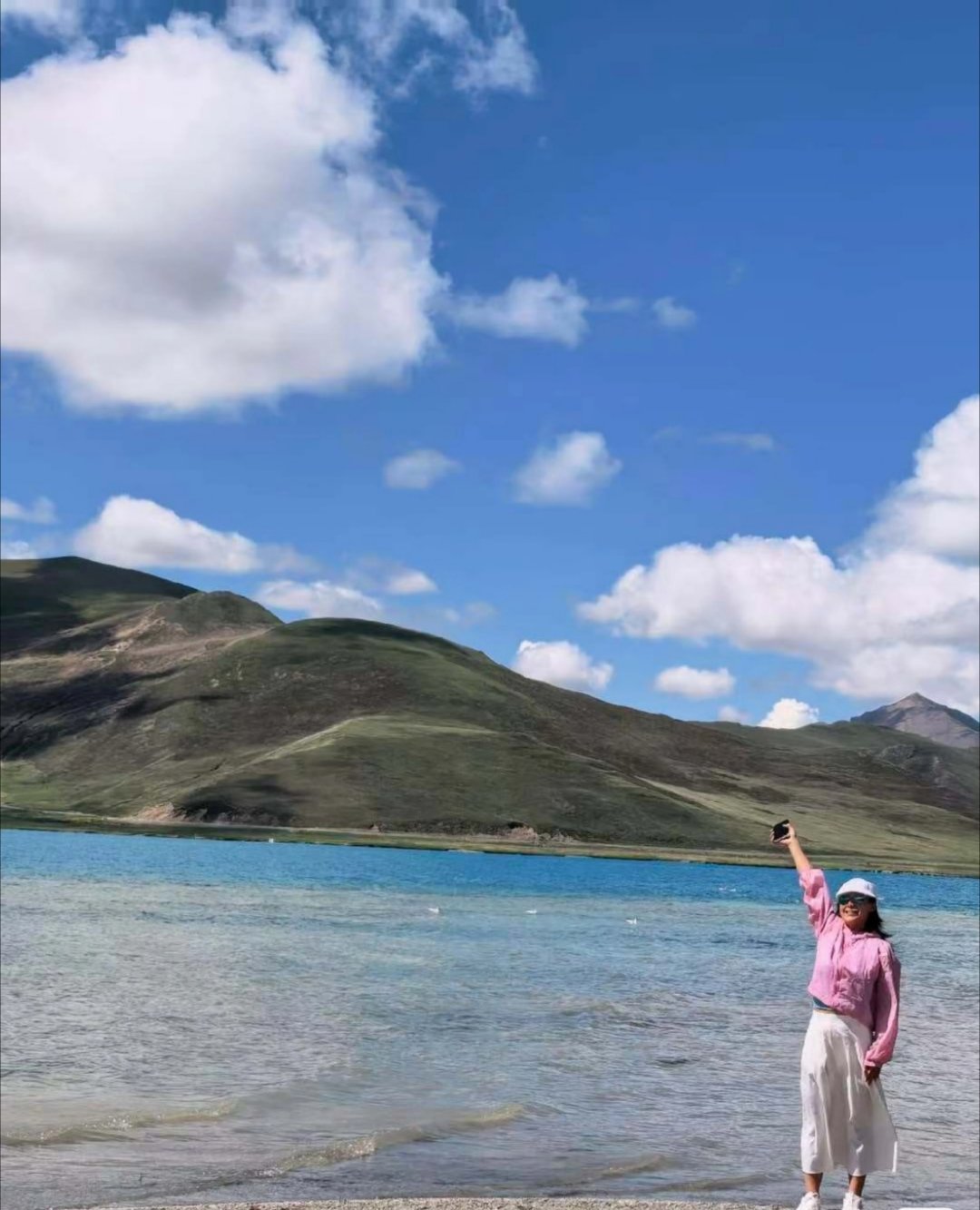原来明媚又开朗的女生是这样的真的很喜欢这类女生，情绪透亮不内耗。遇事看得开，身上