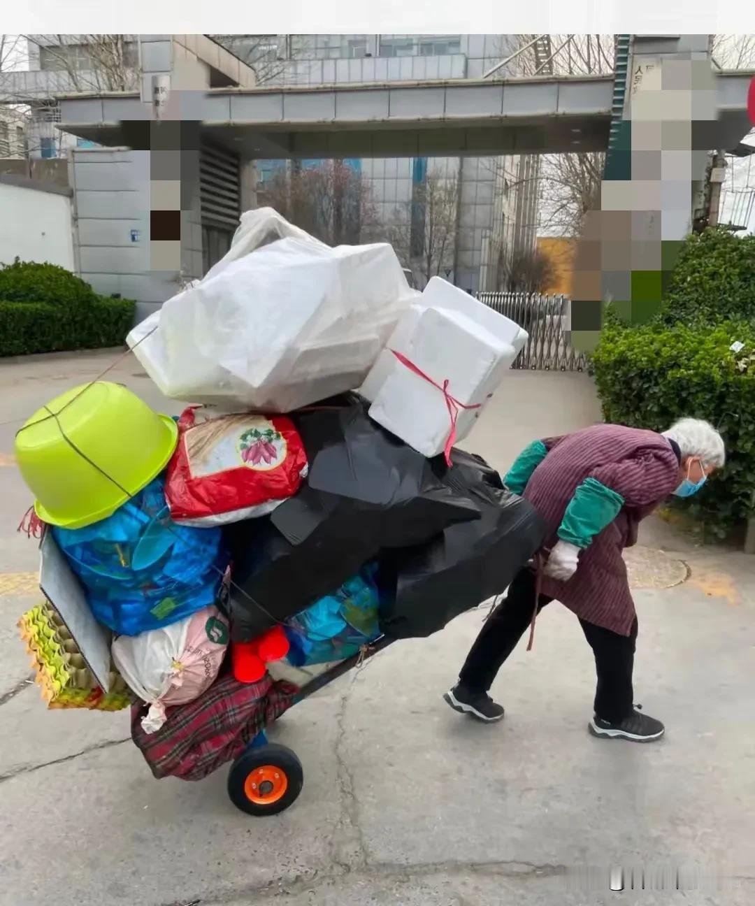 郑州，一位老太太竟然让多个部门束手无策！老太太用帐篷和捡来的各种废品杂物长期占据