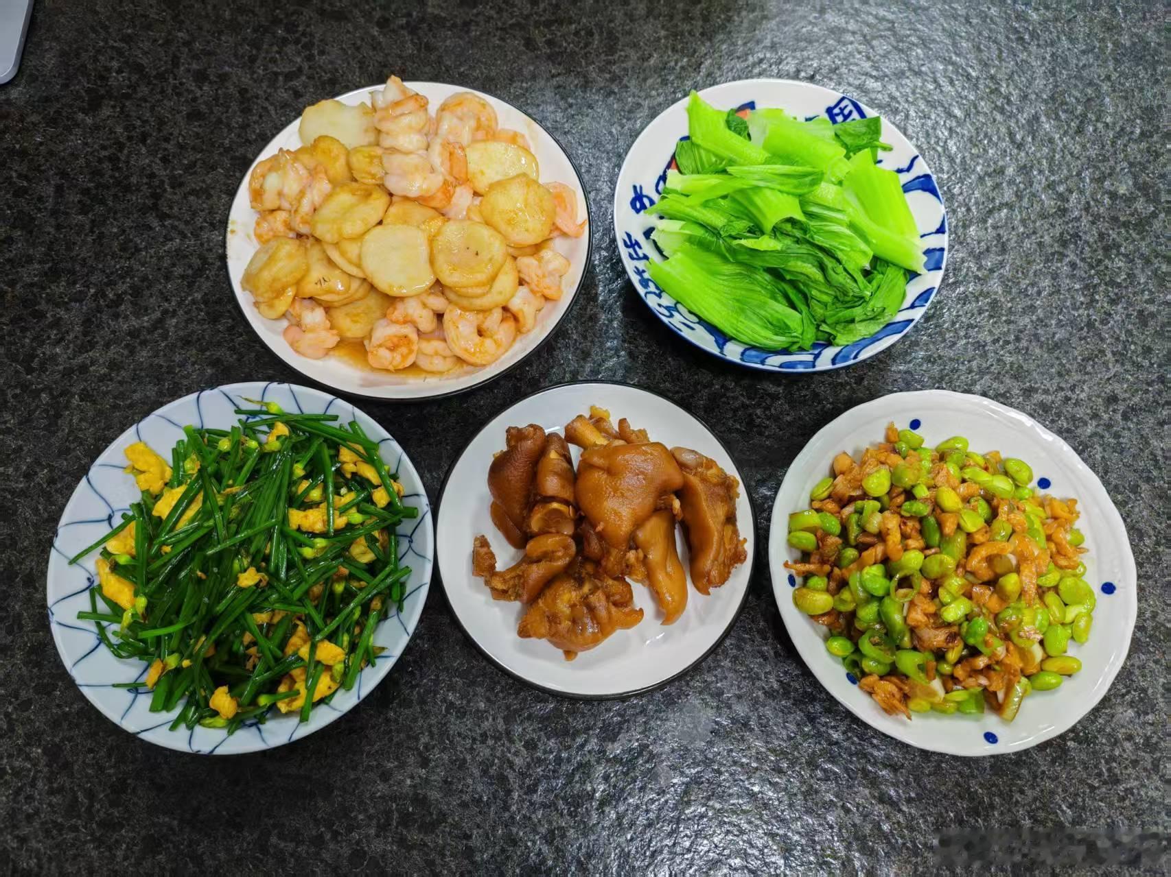 晚上我在厨房汗流浃背做了一桌子菜，江哥说肚子不舒服，一口没吃。我要减肥也不吃，只