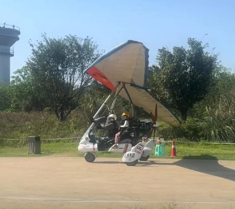 重庆广阳岛滑翔机坠落事故，现场网友实拍，起飞时一个穿浅蓝色迷彩裤的男教练，后面坐