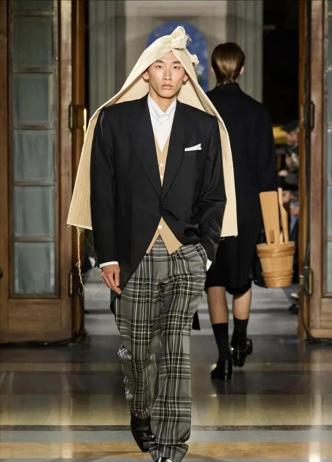 “这头巾往头上一戴，直接省了办白事的钱”——最近一款标价2.7万的丧葬风头巾，在