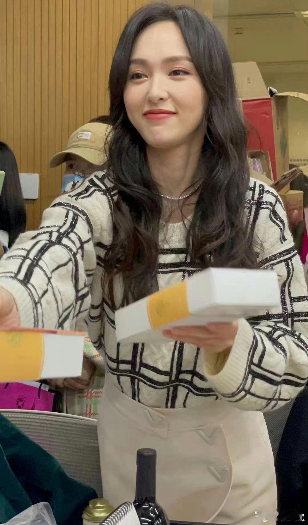 唐嫣的怒脸抓拍太绝了！怼脸生图抗打力拉满，气场全开超惊艳～