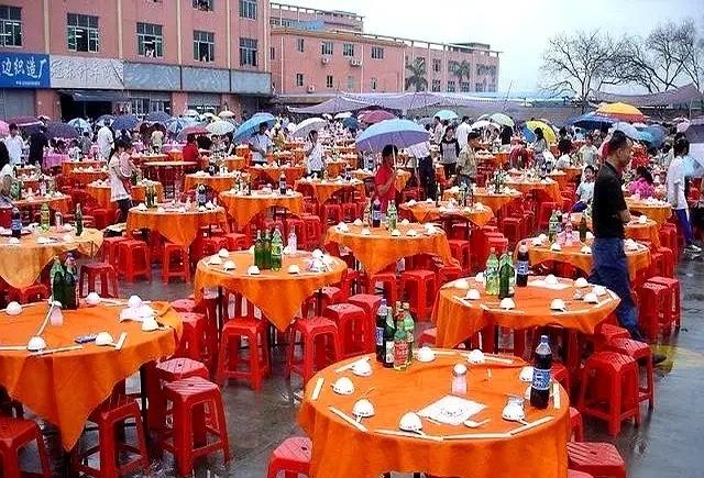 网友：终于知道为什么白酒销量断崖式下降了。双节期间的婚宴上，年轻人根本就不喝